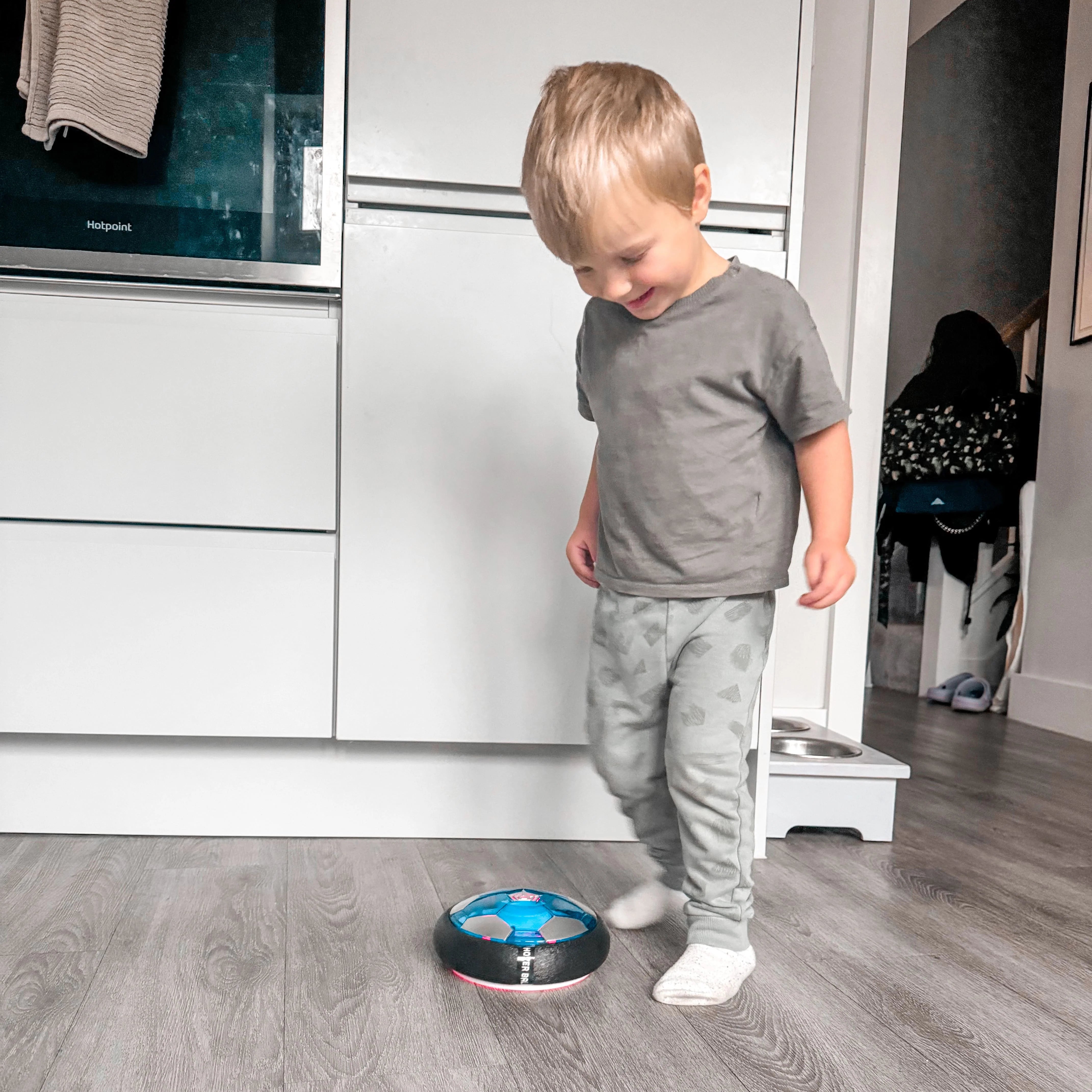 KiddoSpace™ - Svævende Fodbold med LED-lys